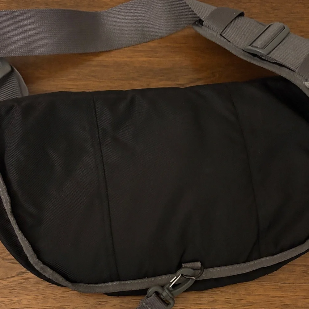 Timbuk2 Black & Gray Messenger Mini Bag‎ w/internal tablet pocket